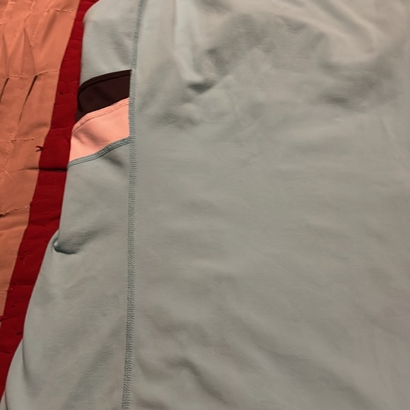 Lululemon top with bra. LN condition - Picture 4 of 9